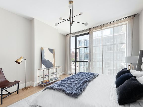 5th image of 2218 Jackson Ave APT 913