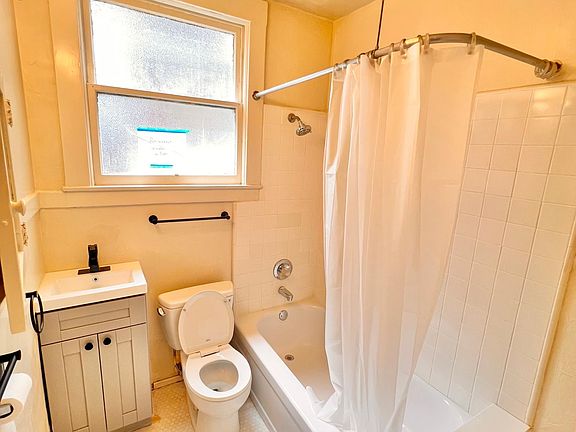 3rd image of 371 Waller St #2