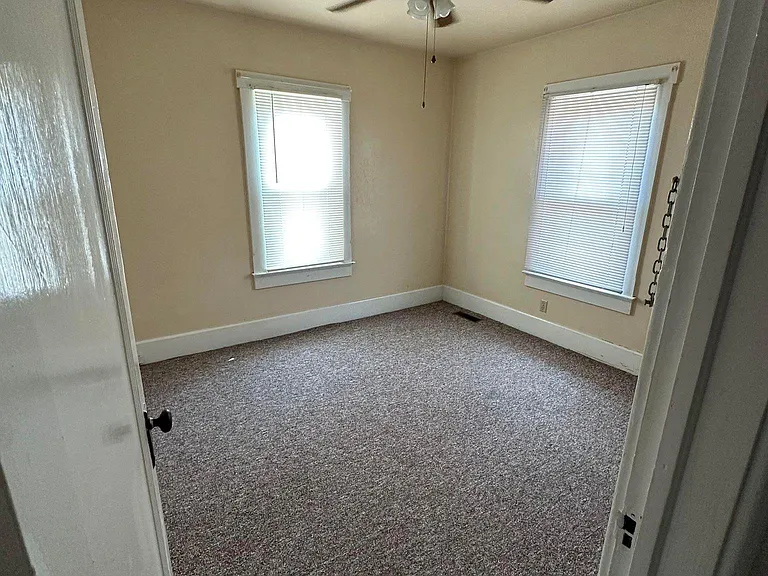 221 W 14th St — Photo 3