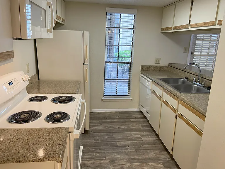 Hidden Oaks Apartments — Photo 13