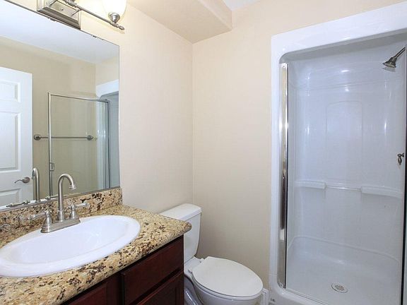 4th image of 549 Graves Ave Unit 2