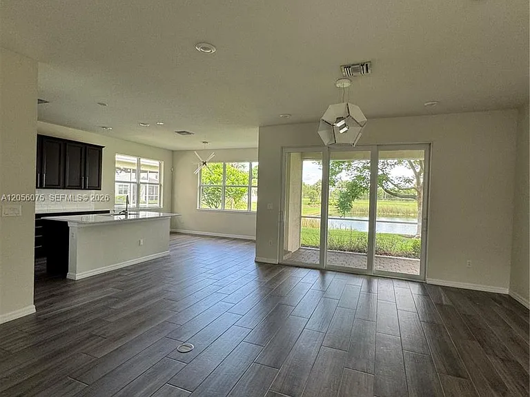 4729 Greenway Dr — Photo 12