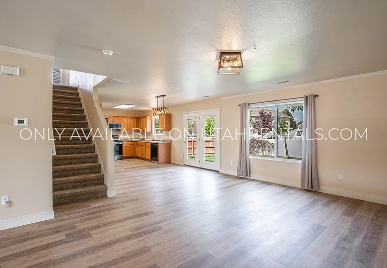 215 S 1050 W — Photo 8