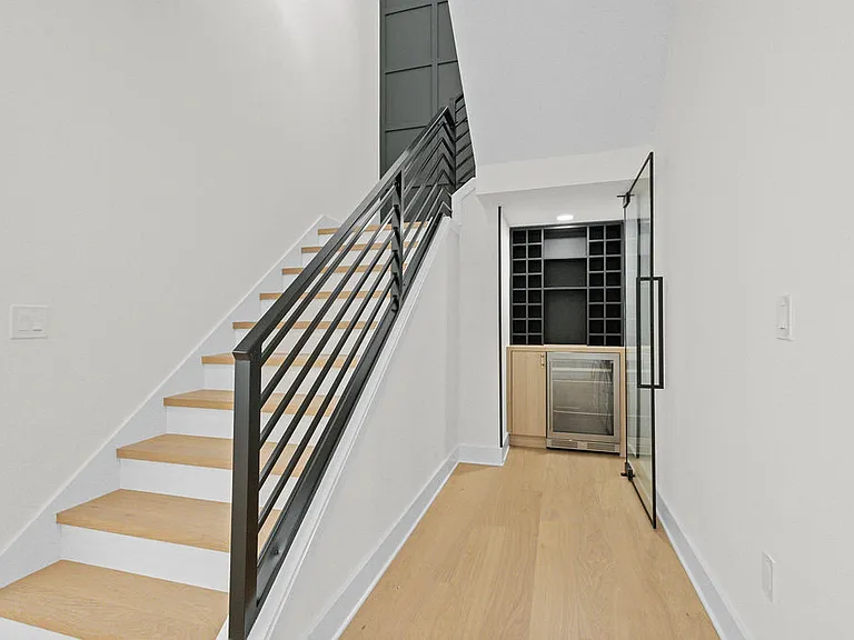 3202 W La Salle St — Photo 43