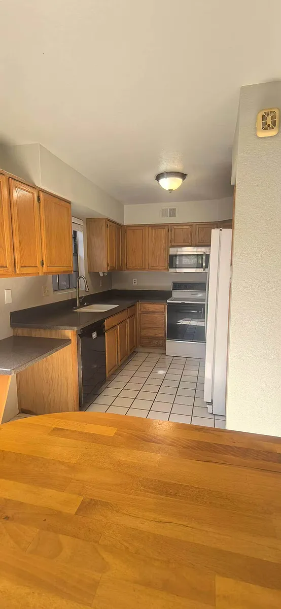 kitchen - 4916 W Joshua Blvd