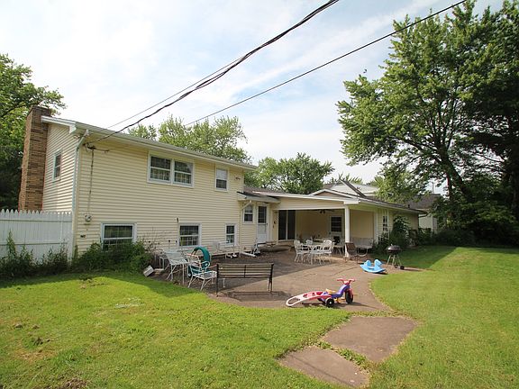 4th image of 8 Carolin Dr