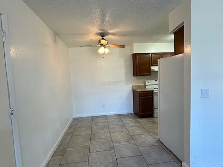Las Brisas Apartments — Photo 21