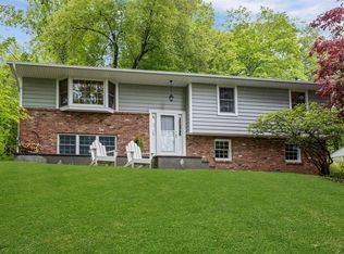 12 Truesdale Lake Dr, South Salem, NY 10590