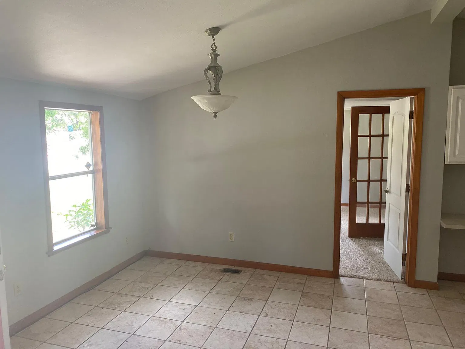 3 bed, 1056 sqft, $1,400 — Photo 2
