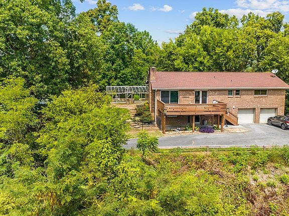5th image of 940 Stott Ln