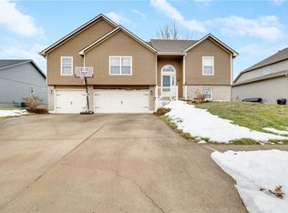 1216 SE Highview Dr, Blue Springs, MO 64014