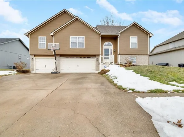 1216 SE Highview Dr, Blue Springs, MO 64014