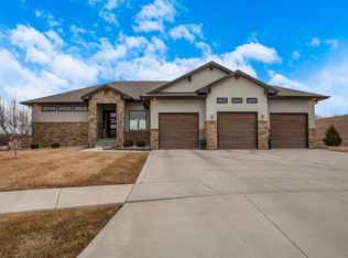 6500 Palm Valley Dr, Sioux City, IA 51106