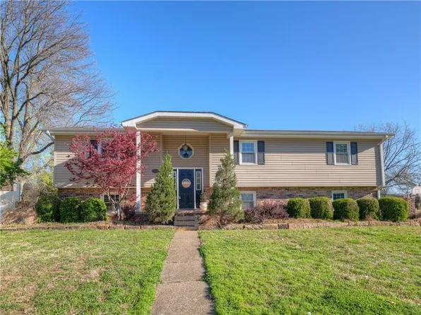 1009 Twin Lakes Dr, Pittsburg, KS 66762