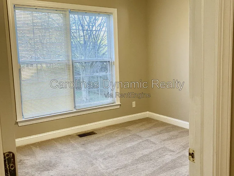 605 Queenswater Ln — Photo 10