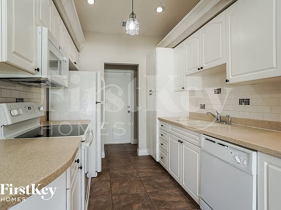 5th image of 807 SW 3rd Ave