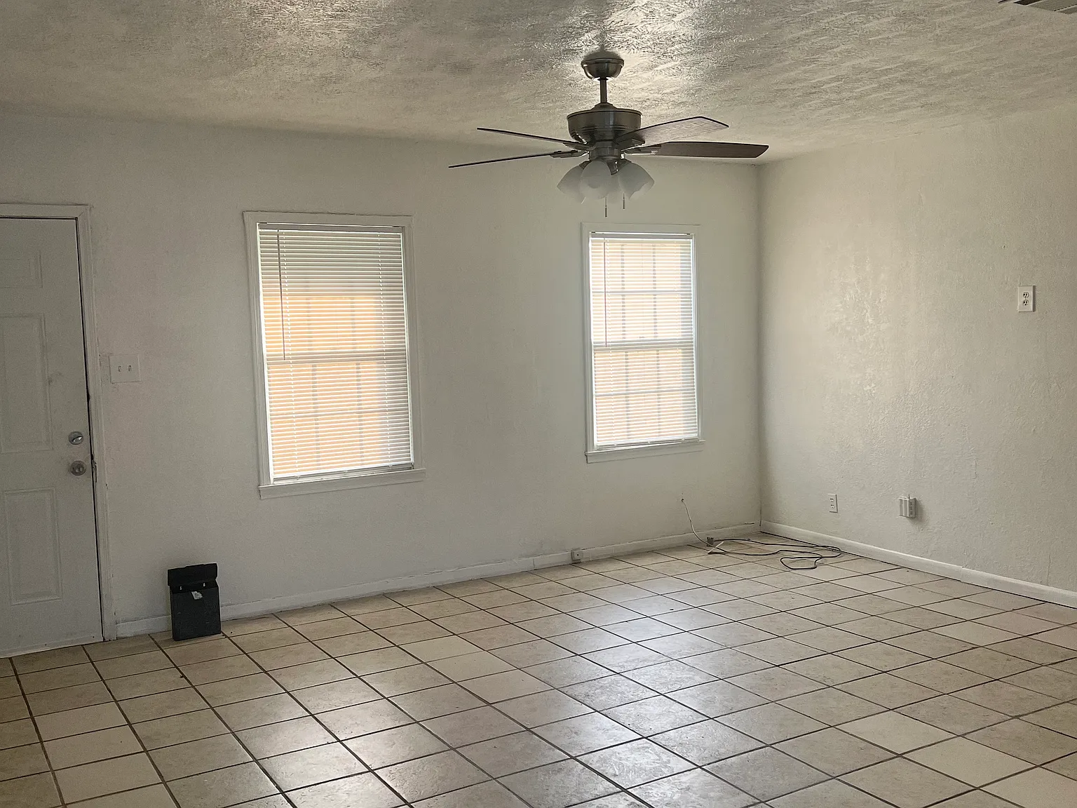 2 bed, 1200 sqft, $1,000 — Photo 2