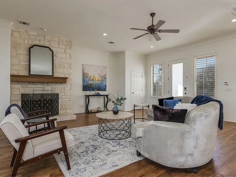 132 Lakeway Dr — Photo 10