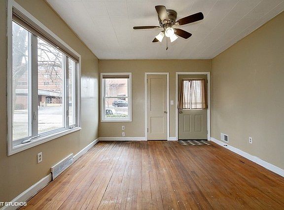 4th image of 402 Blakely St
