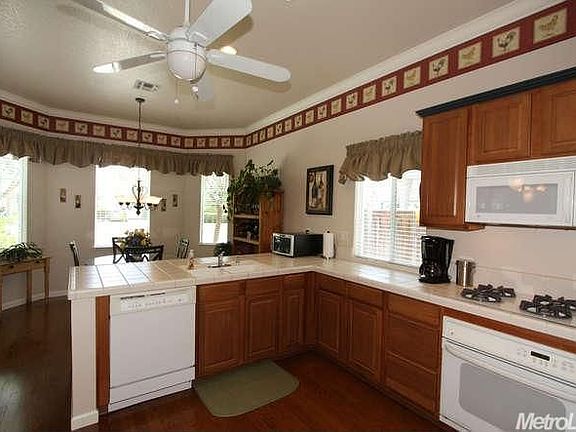 4th image of 28 Camelot Ct