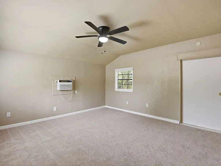 1109 E Walker St — Photo 4