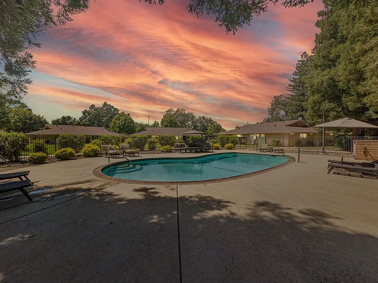 Lassen Villa Apartments — Photo 9