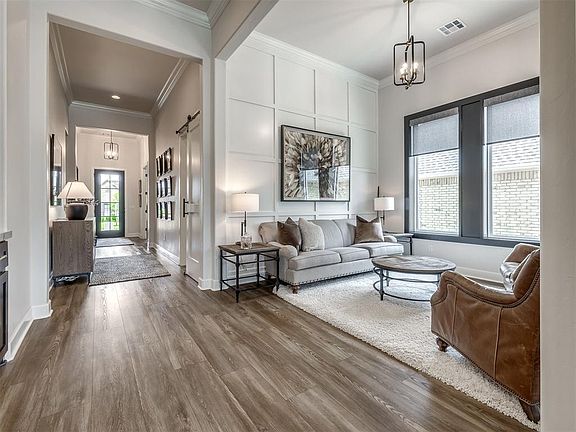 5th image of 365 Saint Claire Dr