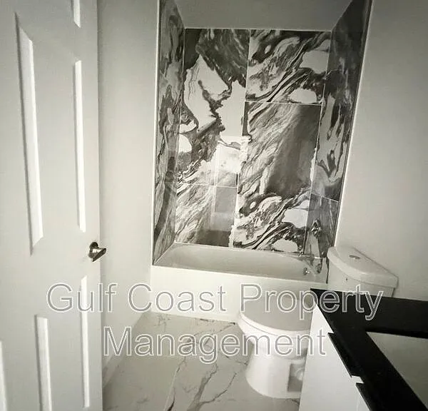 2216 NE 10th Pl — Photo 17
