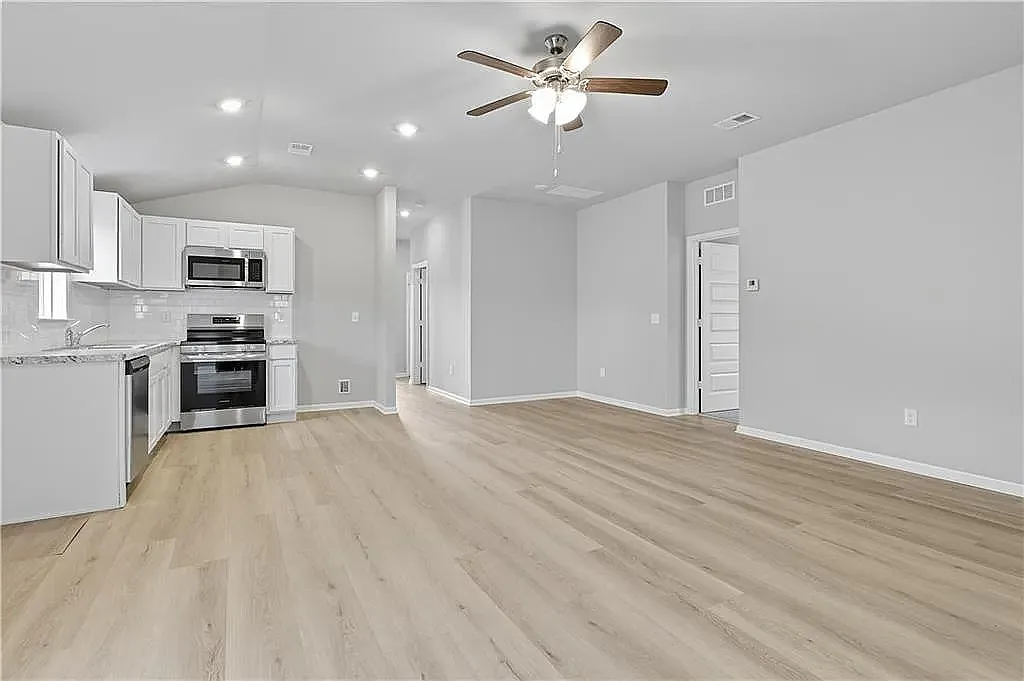 3 bed, 1068 sqft, $2,300 — Photo 4