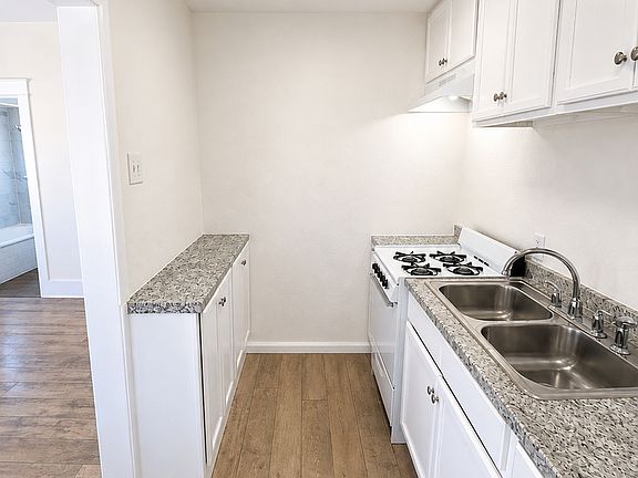 4th image of 326 W 5th St APT 10