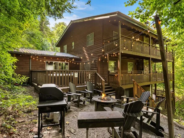 1318 N Baden Dr, Gatlinburg, TN 37738