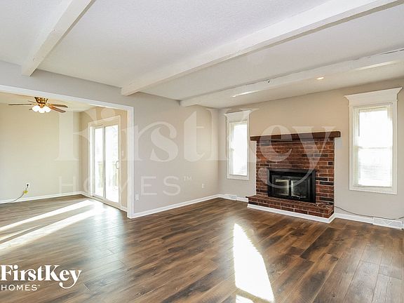 3rd image of 707 NE 113th St