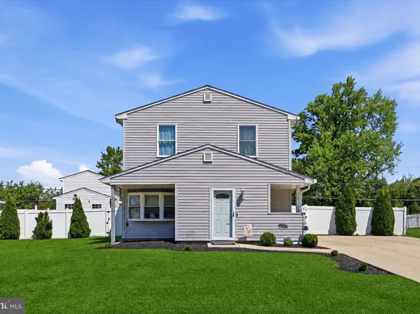 401 Stonybrook Dr, Levittown, PA 19055