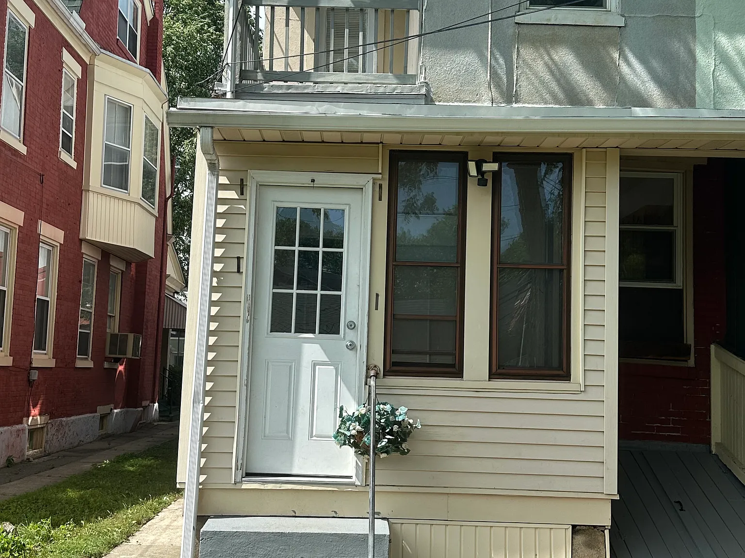 4 bed, 1.5 bath, 1725 sqft, $2,200 — Photo 2