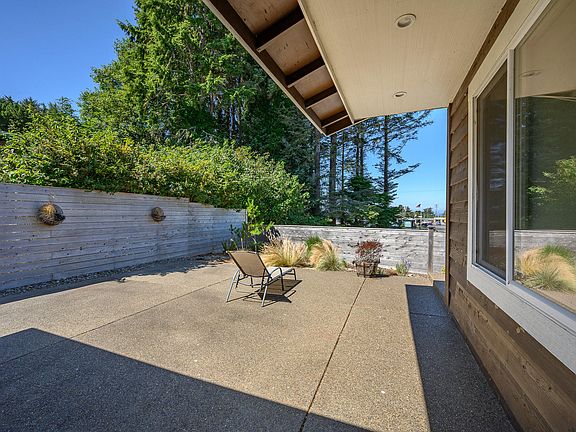 4th image of 2185 NE Reef Ave