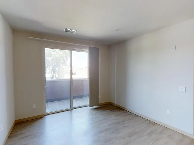 902 Drake St — Photo 82