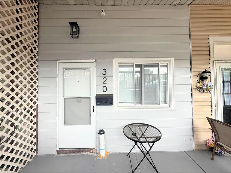320 2nd Ave — Photo 2