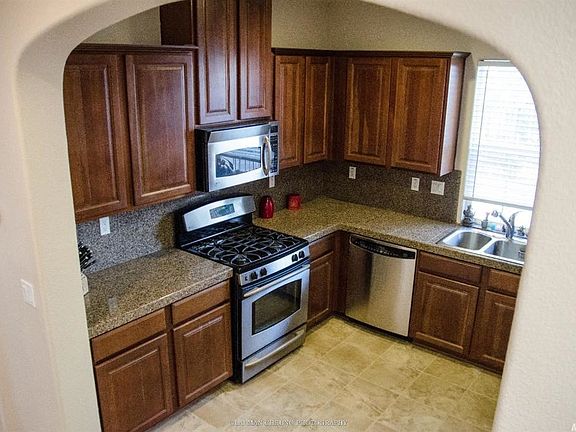 4th image of 10 Villa Gardens Ct