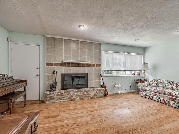4th image of 224 Justin Dr