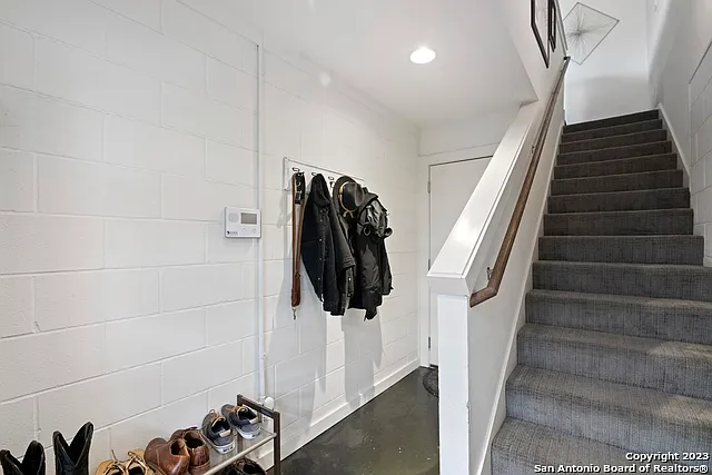 223 W Laurel — Photo 8