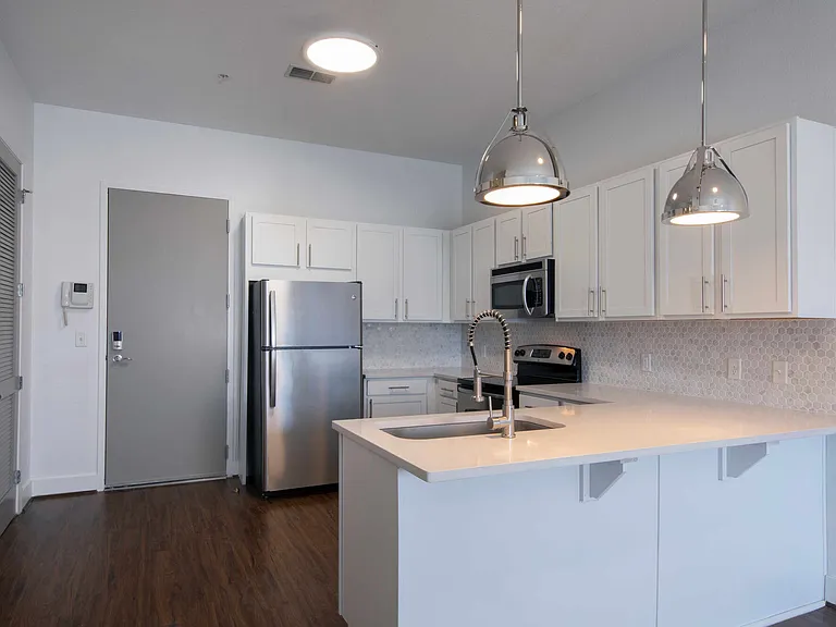 Rise Lakeview — Photo 14