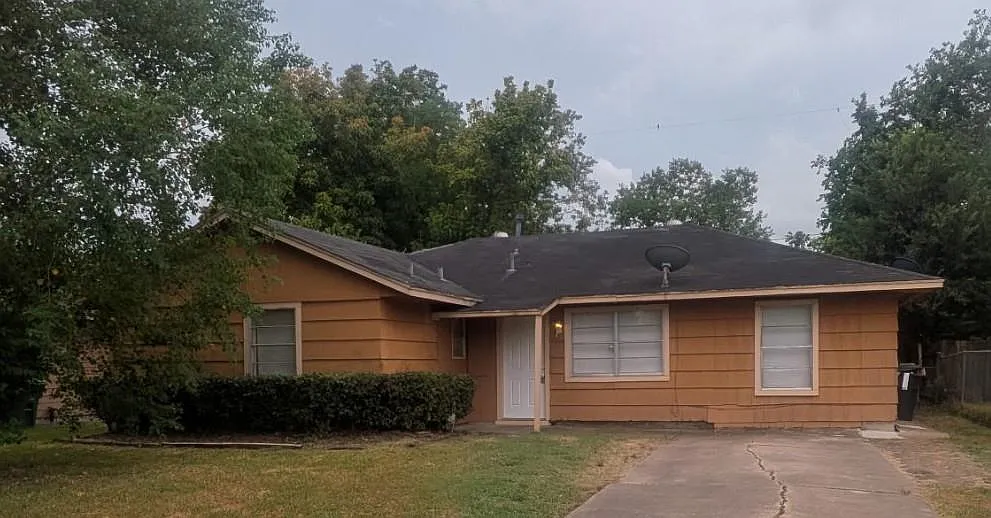 4 bed, 1.5 bath, 1500 sqft, $1,500 — Photo 1