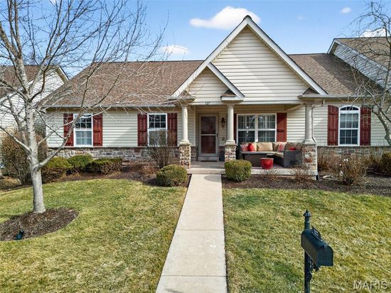 127 Scenic Pass Dr #V, Saint Peters, MO 63376