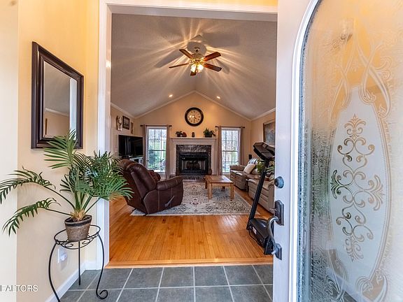 4th image of 31 Oakcrest Ct