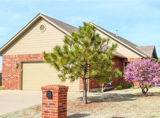 1109 Golden Leaf Dr, Moore, OK 73160