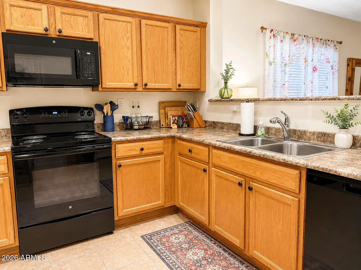 3 bed, 2.0 bath, 1135 sqft, $3,700 — Photo 2