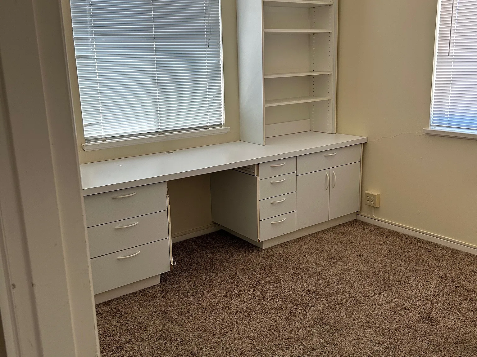 5 bed, 2374 sqft, $960 — Photo 2