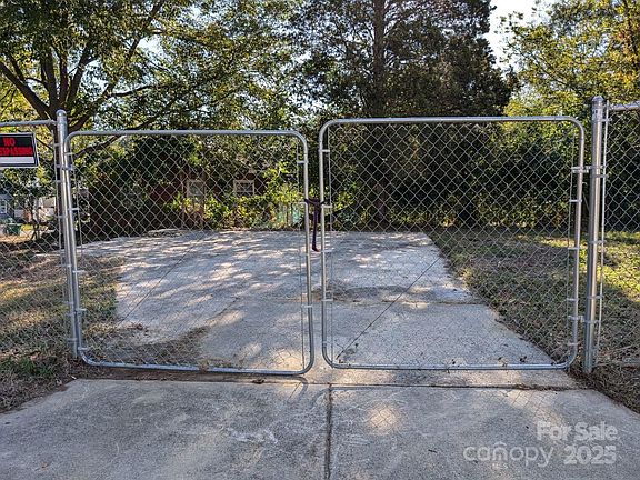 4th image of 1400 Downs Ave