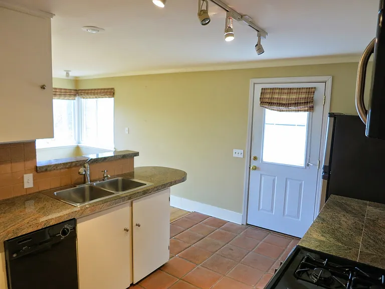 10502 Victory Ln NE #LOWER — Photo 44