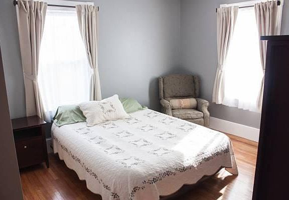 4th image of 219 Newbury Ave #2